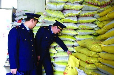 紅盾護(hù)農(nóng)行動(dòng) 嚴(yán)查化肥銷售亂象，護(hù)航春耕生產(chǎn)安全
